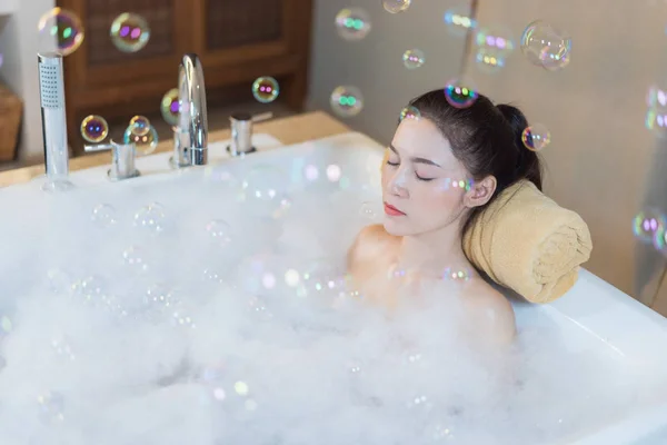 Schöne Frau Entspannt Sich Mit Geschlossenen Augen Der Badewanne — Stockfoto