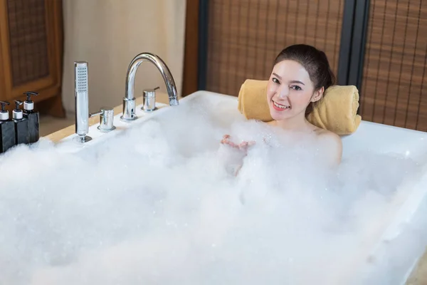 Hermosa Mujer Toma Baño Burbujas Jugar Bañera — Foto de Stock