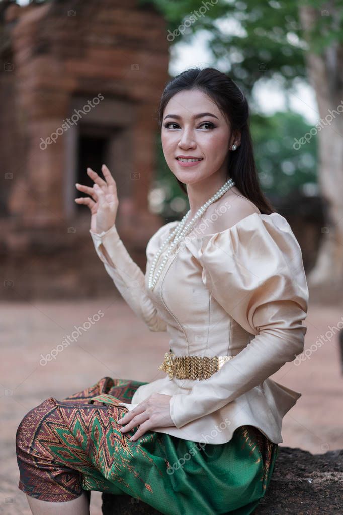https://st4.depositphotos.com/1655708/19697/i/950/depositphotos_196972338-stock-photo-happy-beautiful-woman-thai-traditional.jpg