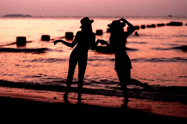 Siluett Två Unga Kvinnan Att Kul Sea Beach — Stockfoto