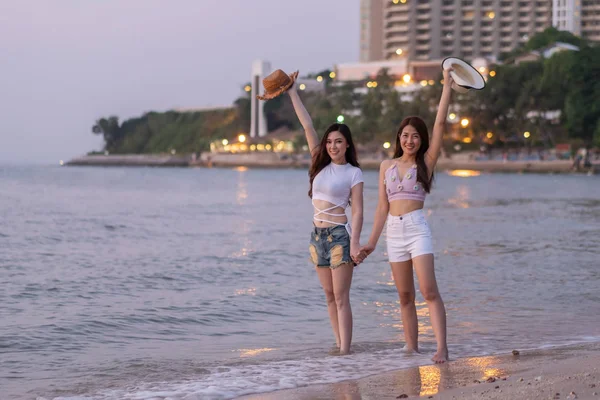 Dwóch Przyjaciół Młodych Kobiet Odpoczywać Plaży Morza — Zdjęcie stockowe