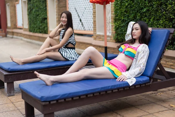 つの若い女性お友達とプールで椅子にリラックス — ストック写真