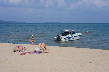 Pattaya, Tayland - Mar 31,2018: Kimliği belirsiz insanlar Chonburi, Tayland plajlarında gezmeye ve oynamaya gelir.