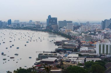 Pattaya City, Tayland - Mart 31,2018: bina ve pattaya sahil denizde birçok ulaşım teknelerle, Pattaya Tayland Körfezi Doğu kıyısında bir şehirdir. 