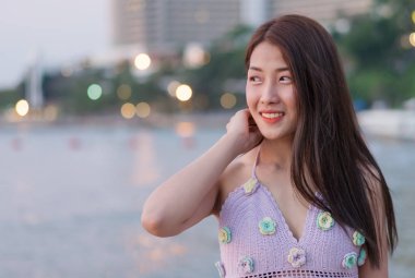 kadın portresi keyfini çıkarın deniz sahilde