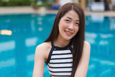 Yüzme havuzunda genç kadın portresi