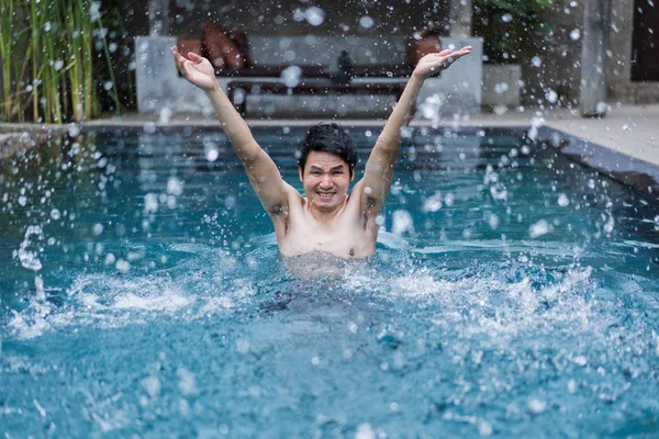 Junger Mann Schwimmbad Und Spielt Wasserspritzer — Stockfoto