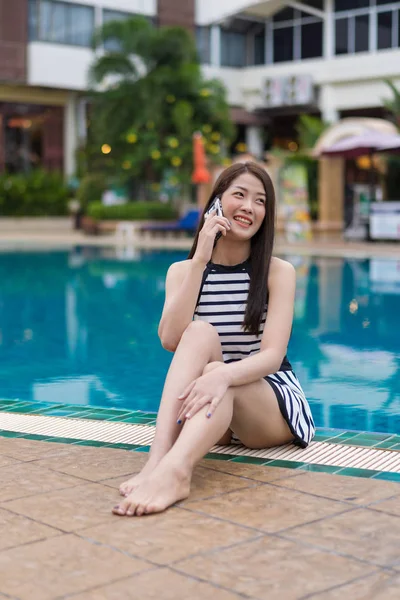 Young Beautiful Woman Talking Mobile Phone Swimming Pool — Stock Photo, Image