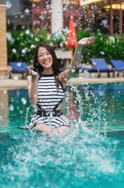 Joven Hermosa Mujer Salpicando Agua Piscina — Foto de Stock