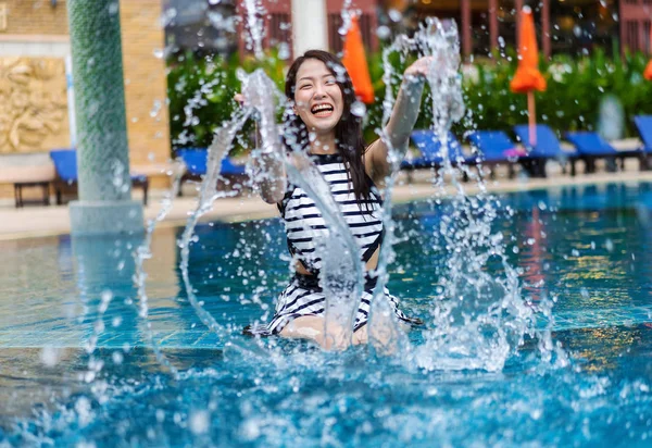 Joven Hermosa Mujer Salpicando Agua Piscina —  Fotos de Stock