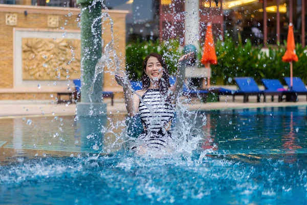Joven Hermosa Mujer Salpicando Agua Piscina — Foto de Stock