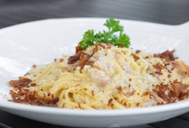 Spagetti Carbonara ahşap masa arka plan üzerinde
