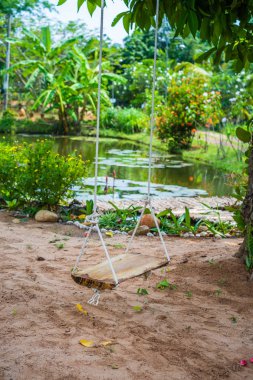 Tahta salıncak bahçede