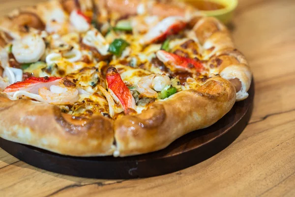 Pizza Com Frutos Mar Mesa Madeira — Fotografia de Stock