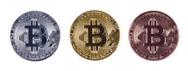 beyaz bir arka plan üzerinde izole bitcoin (altın, gümüş, bronz) kümesi