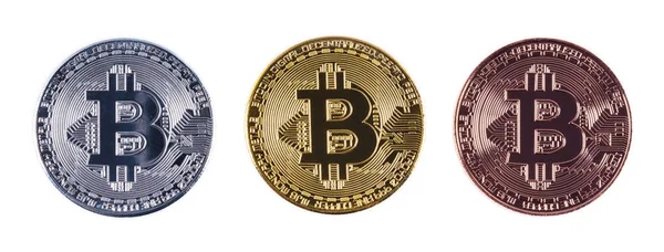 beyaz bir arka plan üzerinde izole bitcoin (altın, gümüş, bronz) kümesi