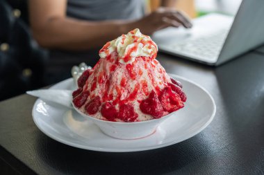kesilmiş buz veya çilek bingsu taze süt lezzet