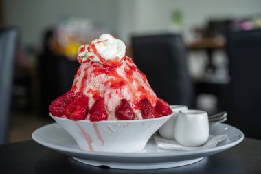 kesilmiş buz veya çilek bingsu taze süt lezzet