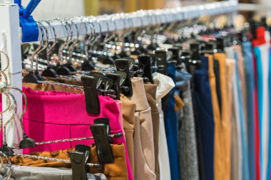 Bayan Giyim Askıları Store üzerinde