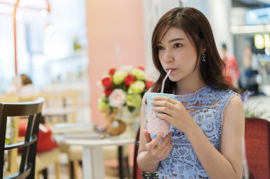 bir bardak süt bir kafede içme kadın