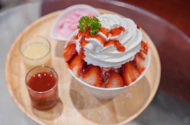 kesilmiş buz veya çilek bingsu taze süt lezzet