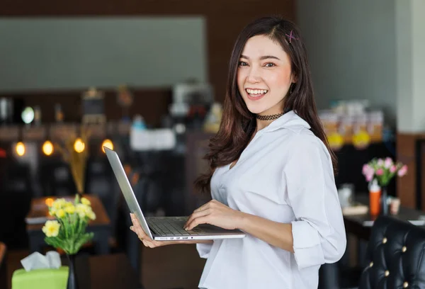 Happy Woman Using Laptop Computer Cafe — Stock Photo, Image