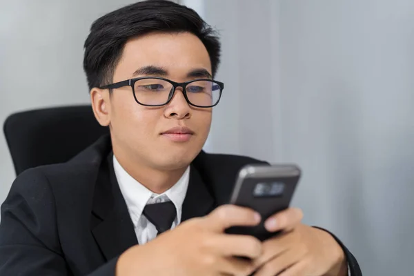 Młody Biznesmen Pomocą Smartfona — Zdjęcie stockowe