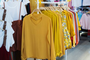 Bayan Giyim Askıları Store üzerinde