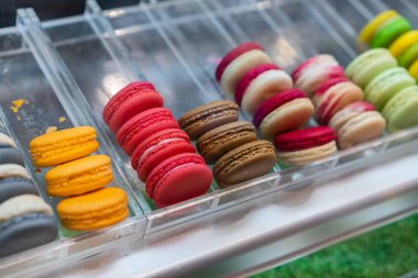 renkli pasta macaron ya da tatlı macaroons mağaza