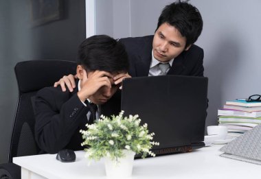 İki iş adamının projede dizüstü bilgisayar kullandığını vurguladım.