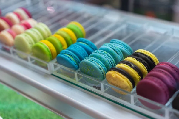 五颜六色的蛋糕 Macaron 或甜杏仁在商店里 — 图库照片