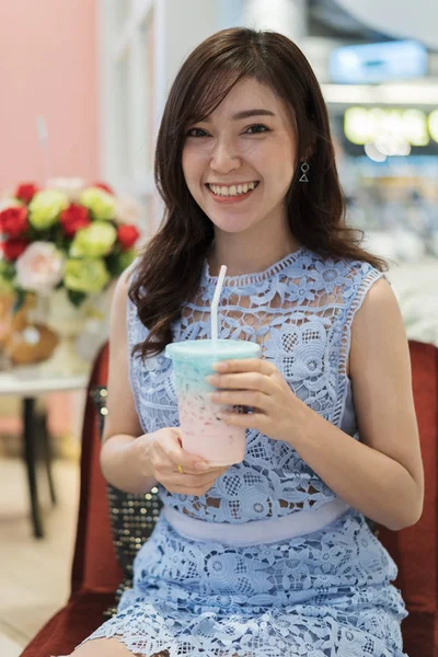 Donna Che Beve Una Tazza Latte Caffè — Foto Stock