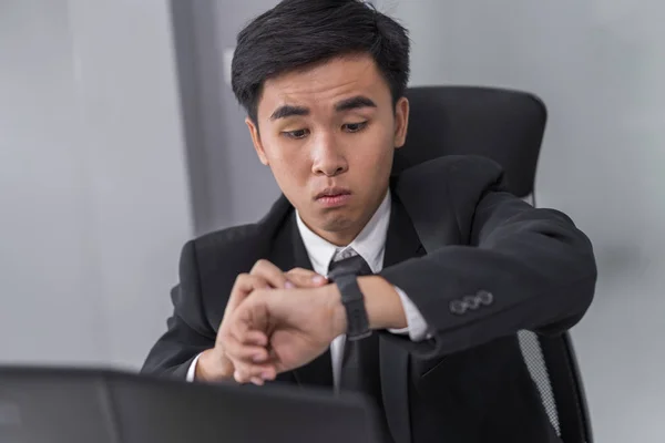 Jovem Homem Negócios Verificando Tempo Relógio Usar Laptop — Fotografia de Stock
