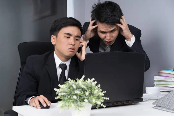 Sério Estressado Dois Homem Negócios Usando Computador Portátil Para Trabalhar — Fotografia de Stock