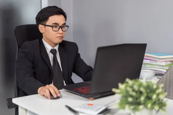 Joven Hombre Negocios Utilizando Ordenador Portátil — Foto de Stock