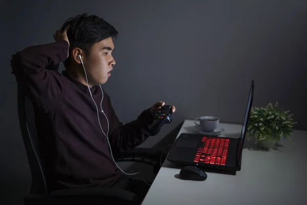 Joven Deprimido Estresado Usando Joystick Para Jugar Juegos — Foto de Stock