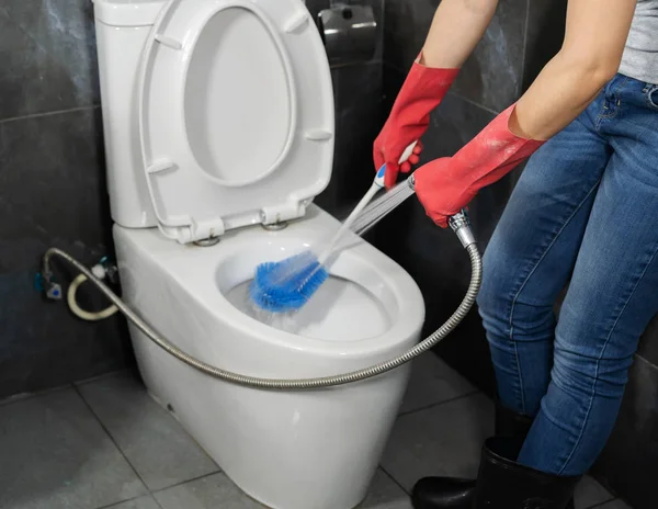 Nettoyage Main Bol Toilette Avec Détergent — Photo