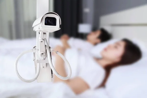 Câmera Cctv Vigilância Operando Com Casal Dormindo Quarto — Fotografia de Stock