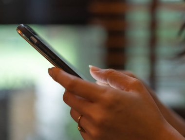bir smartphone kullanarak el ile yakın çekim