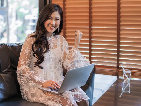 Mujer Éxito Utilizando Ordenador Portátil Café —  Fotos de Stock