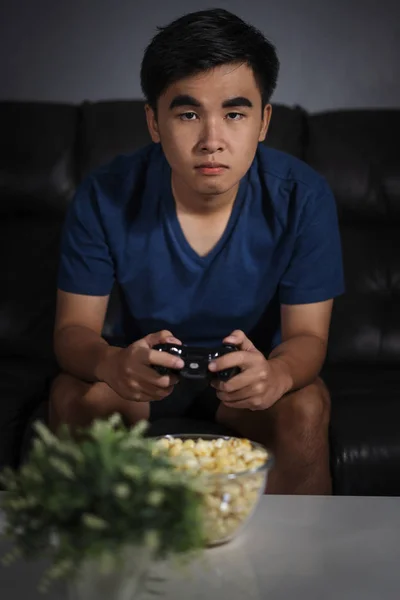 Jonge Man Spelen Video Game Met Joystick Woonkamer Nachts — Stockfoto