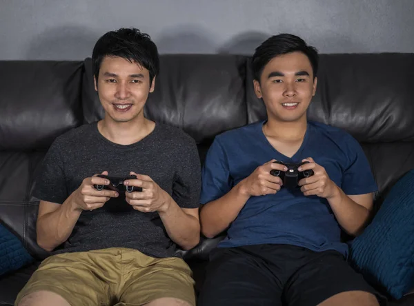 Dos Hombre Feliz Jugando Videojuegos Por Noche — Foto de Stock