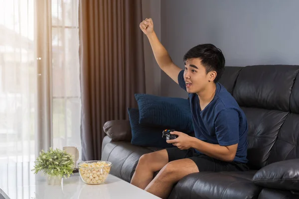 Joven Jugando Videojuegos Gana — Foto de Stock