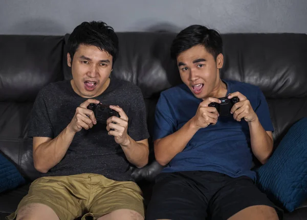 Dos Hombre Feliz Jugando Videojuegos Por Noche — Foto de Stock