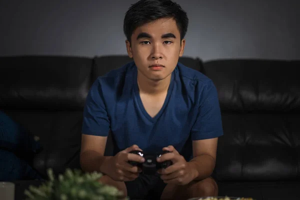 Jovem Jogando Videogame Com Joystick Sala Estar Noite — Fotografia de Stock