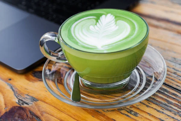 Une Tasse Thé Vert Lait Chaud Sur Une Table — Photo