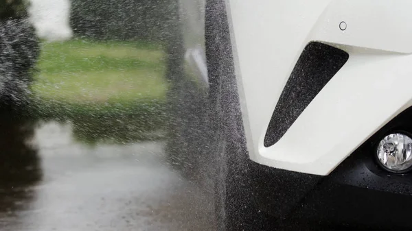 水喷雾洗车车轮 — 图库照片