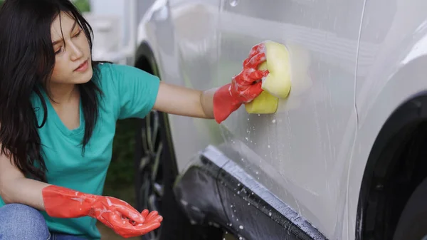 車を洗うスポンジを保持している女性 — ストック写真