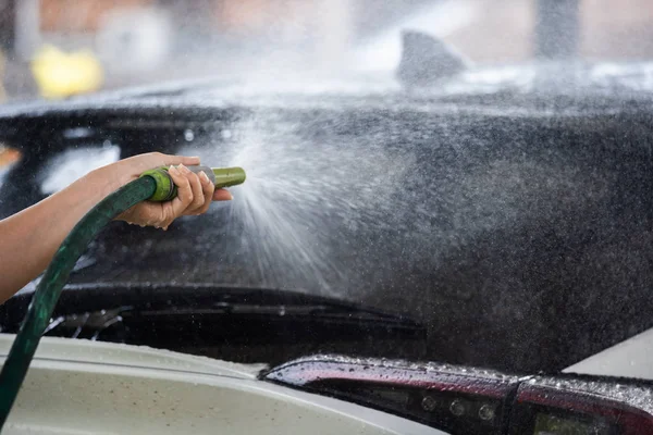 車のスプレー水で洗浄 — ストック写真