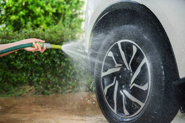 Wiel Van Auto Wassen Met Een Water Spray — Stockfoto